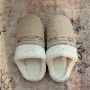 Nike Cream and White Plush Zip-Detail Slippers